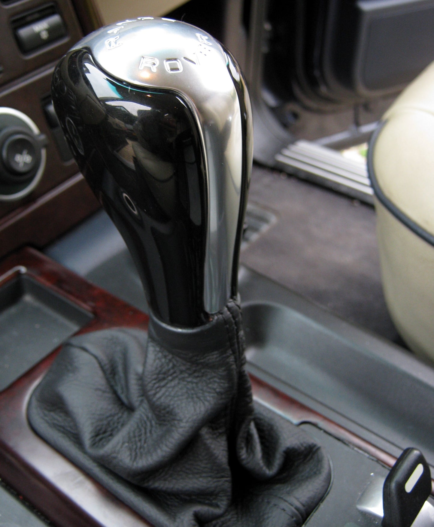 Gear Knob for Range Rover L322 with Chrome Insert - Lined Oak