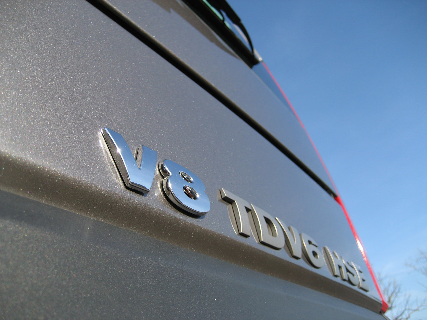 "V8" Lettering - Chrome - for Land Rover Discovery 3 & 4