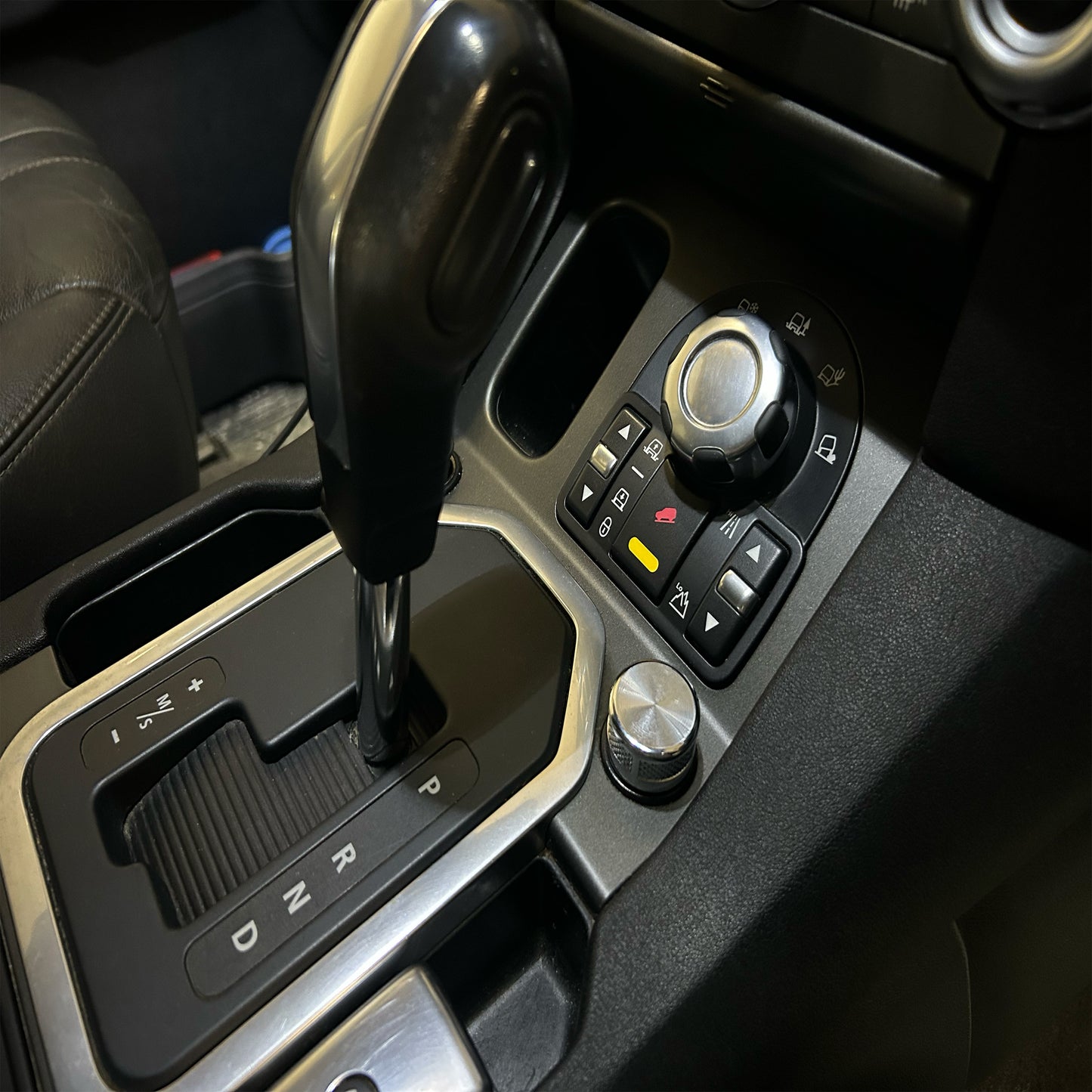 Autobiography Style Chrome Power Outlet Blanking Plug for Land Rover Discovery 5