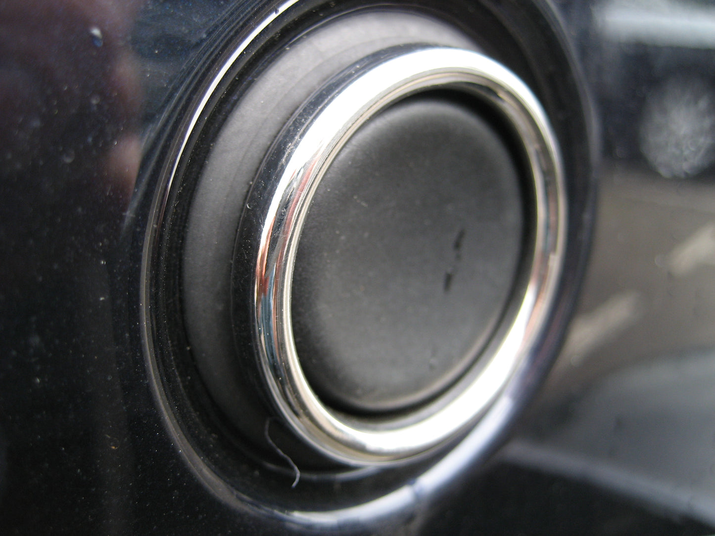 Tailgate Push Switch Surround (Outer Ring) in Polished Stainless for Range Rover Sport / P38