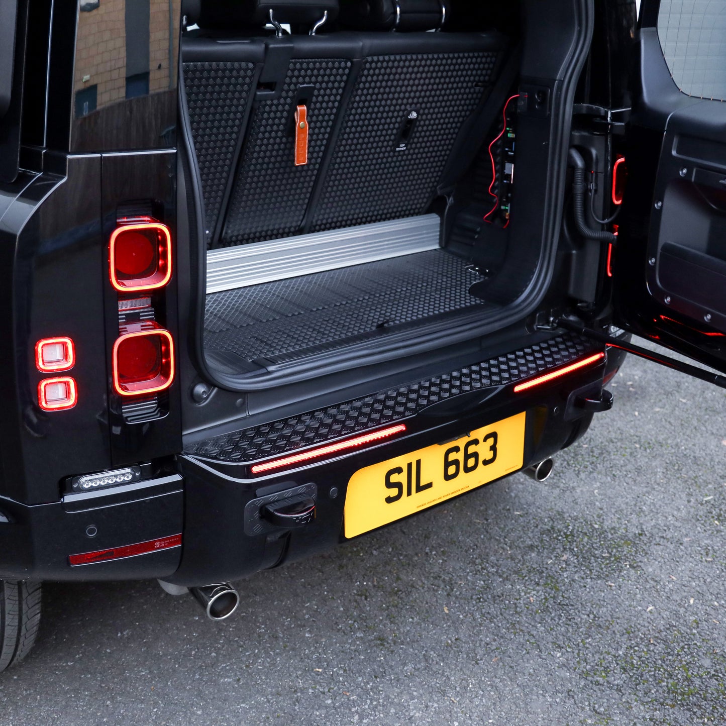 Rear Bumper Cover for Land Rover Defender L663 - with LEDs