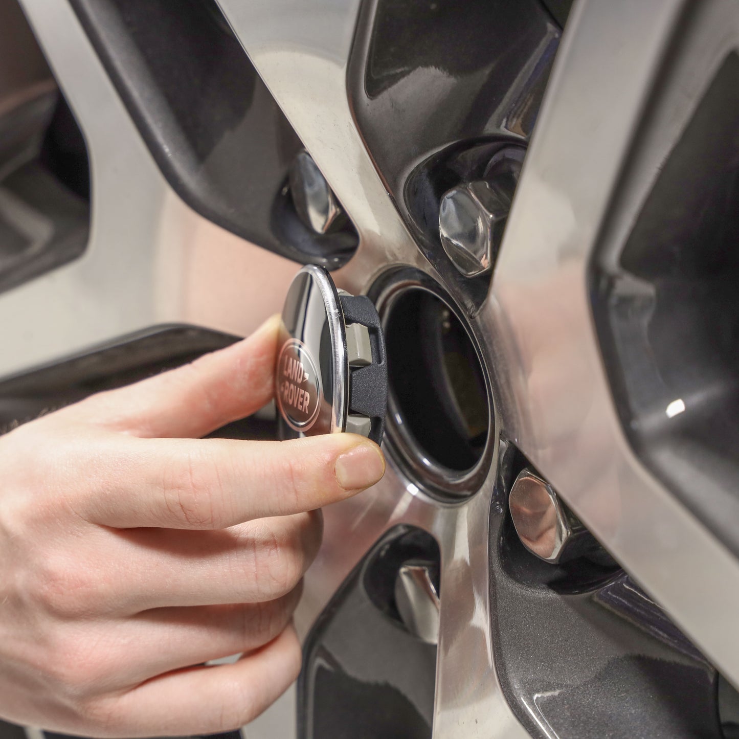 AirTag Holder for Land Rover 63mm Wheel Centre Cap