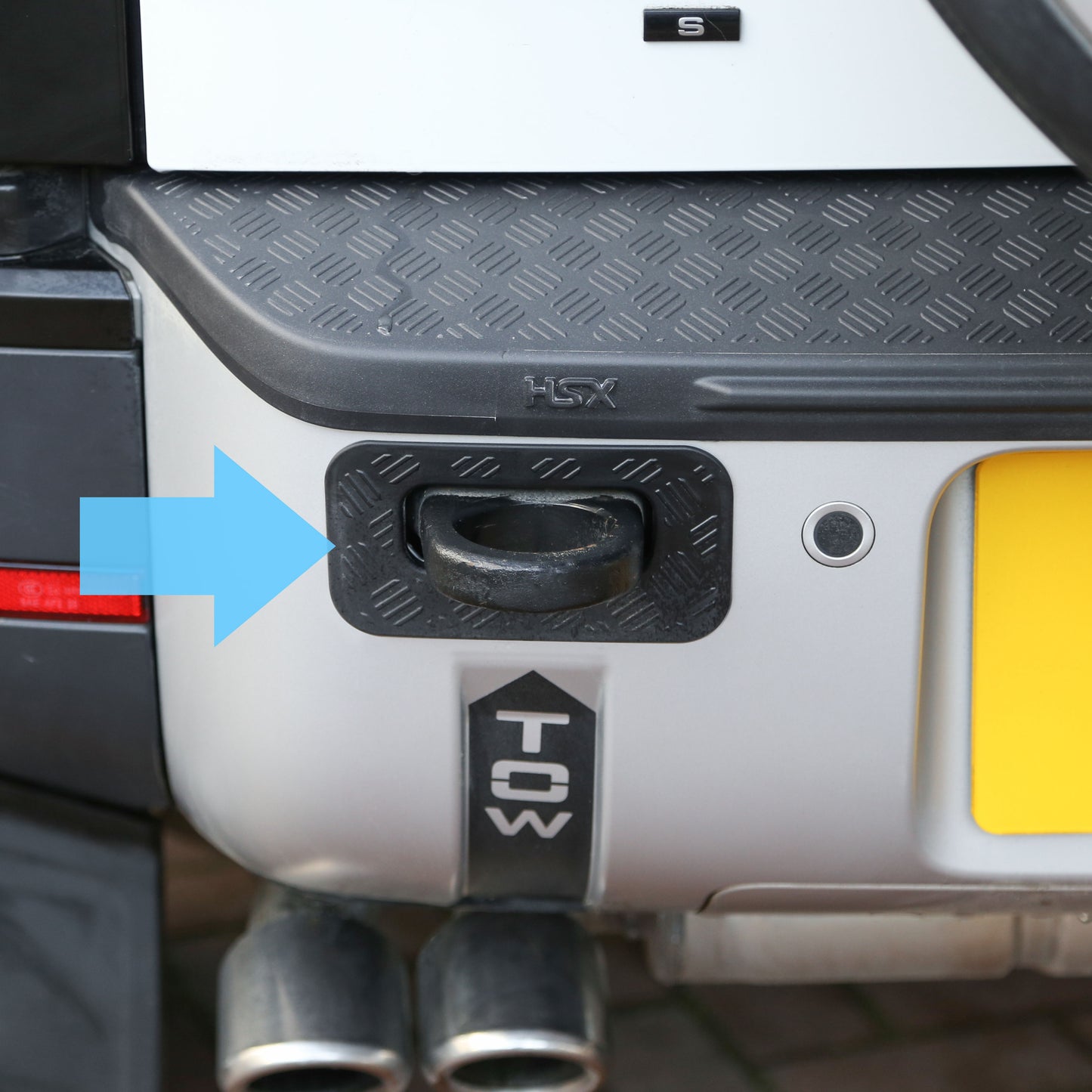 Tow Loop Upgrade Kit D - Black Loops + Chequer Surrounds (Slim Type) for Land Rover Defender L663