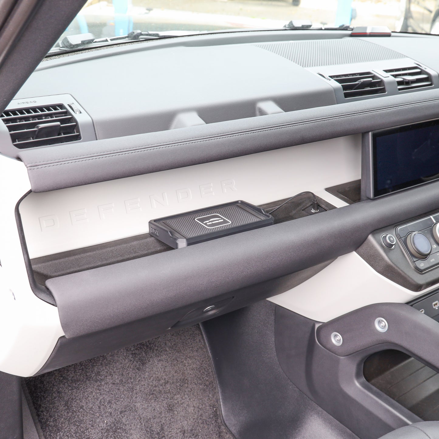 Passenger Side Wireless Phone Charging Tray for Land Rover Defender L663 (USB-C)