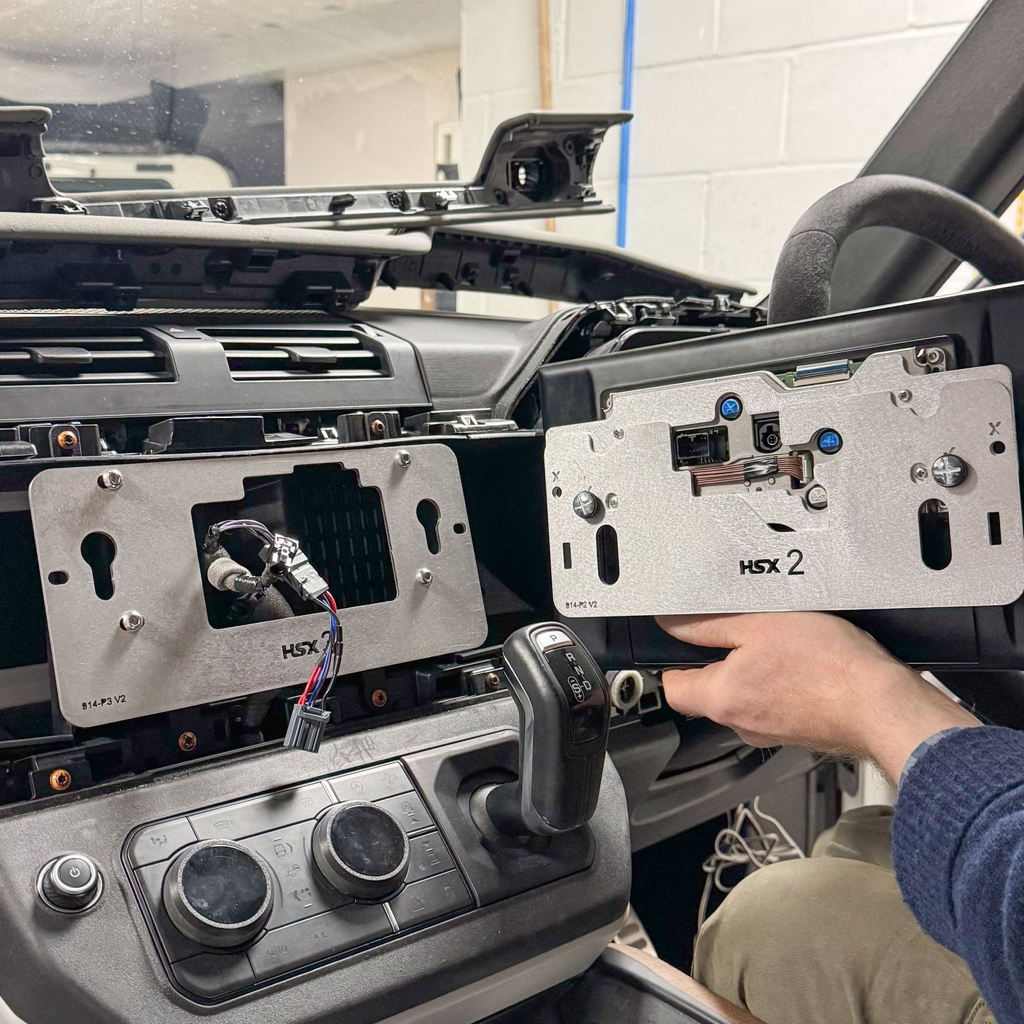 11.4" to 13.1" Infotainment Screen Kit for Land Rover Defender L663 (Brackets + Wiring Loom)