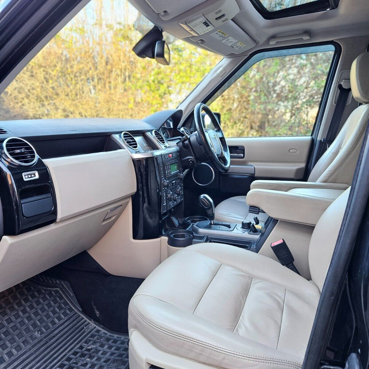 Dash Pillar in Black Piano for Land Rover Discovery 3 - Left