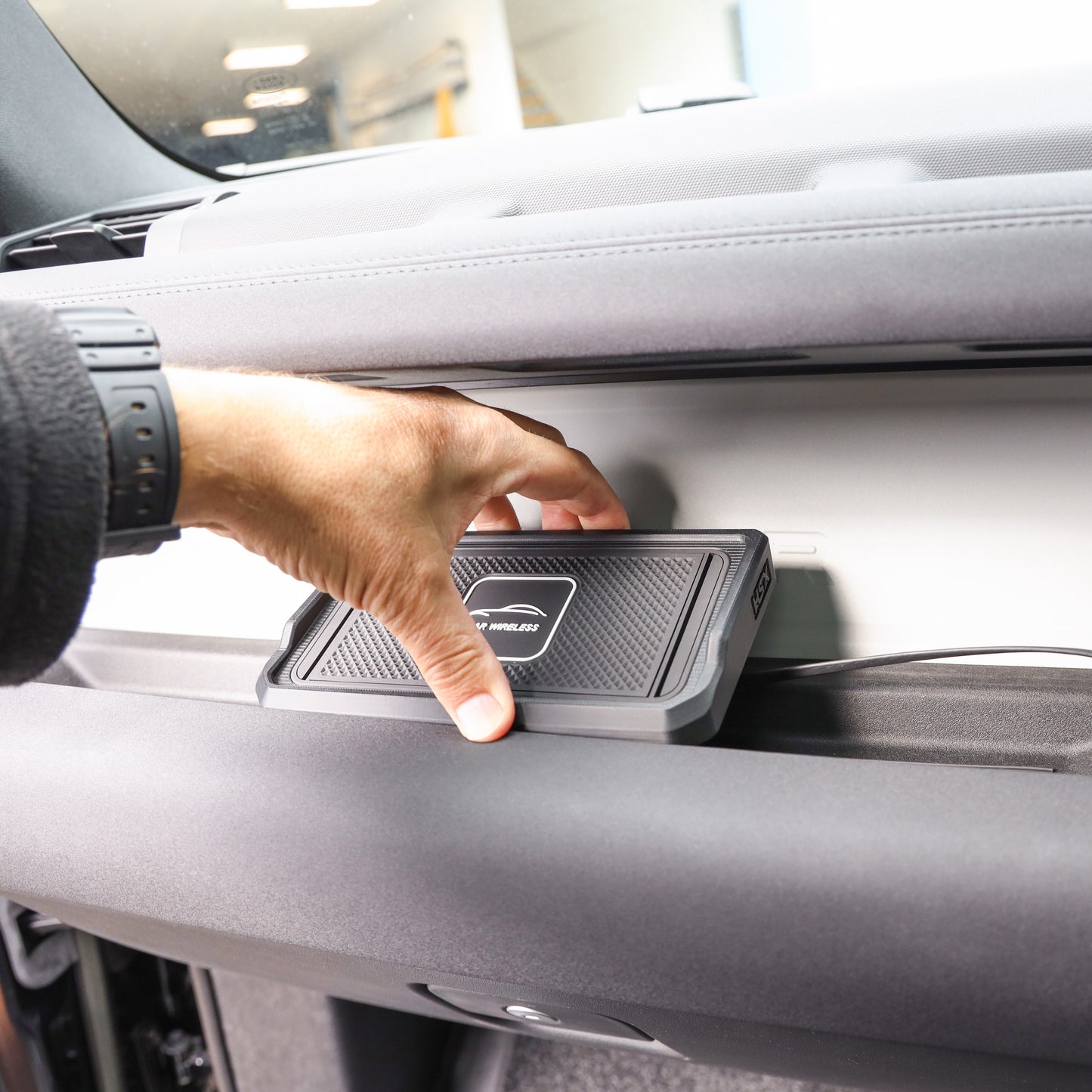 Passenger Side Wireless Phone Charging Tray for Land Rover Defender L663 (USB-C)