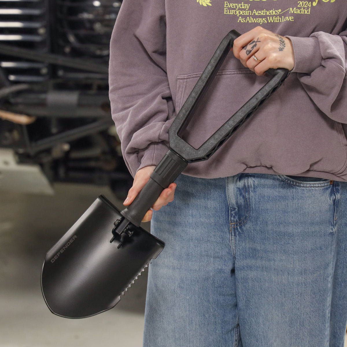 DEFENDER Folding Shovel