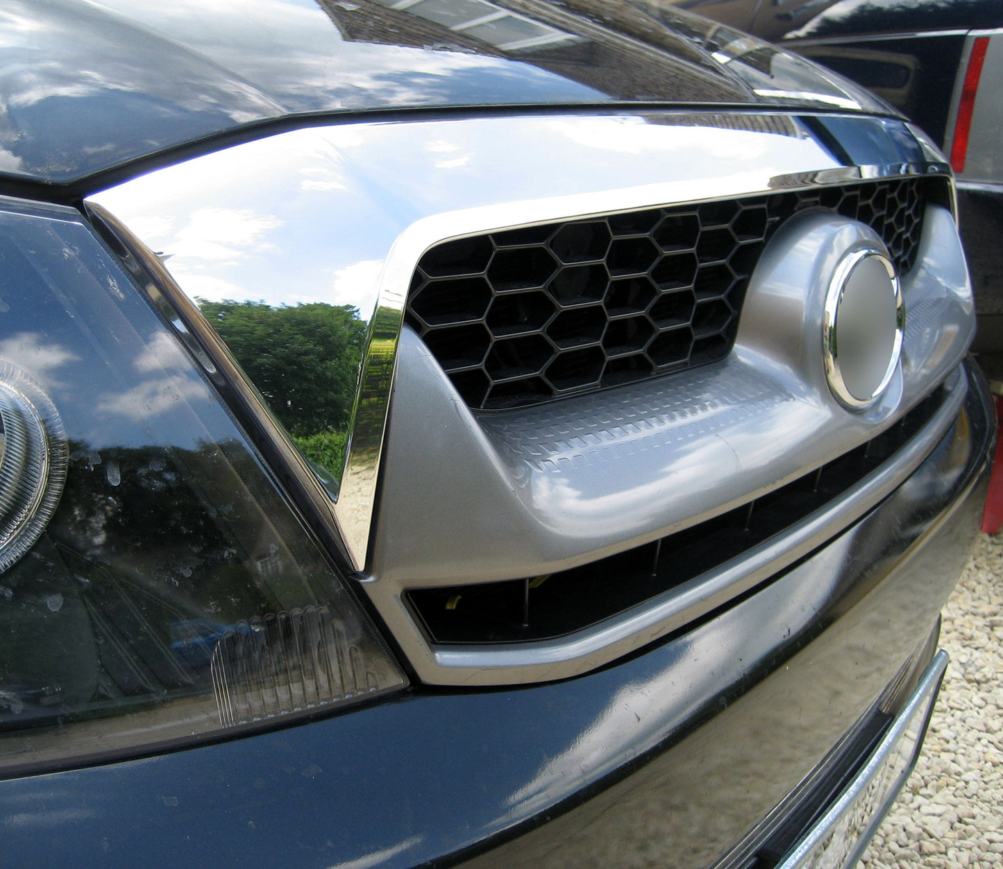 Front Grille - Chrome & Graphite - for Toyota Hilux Mk6