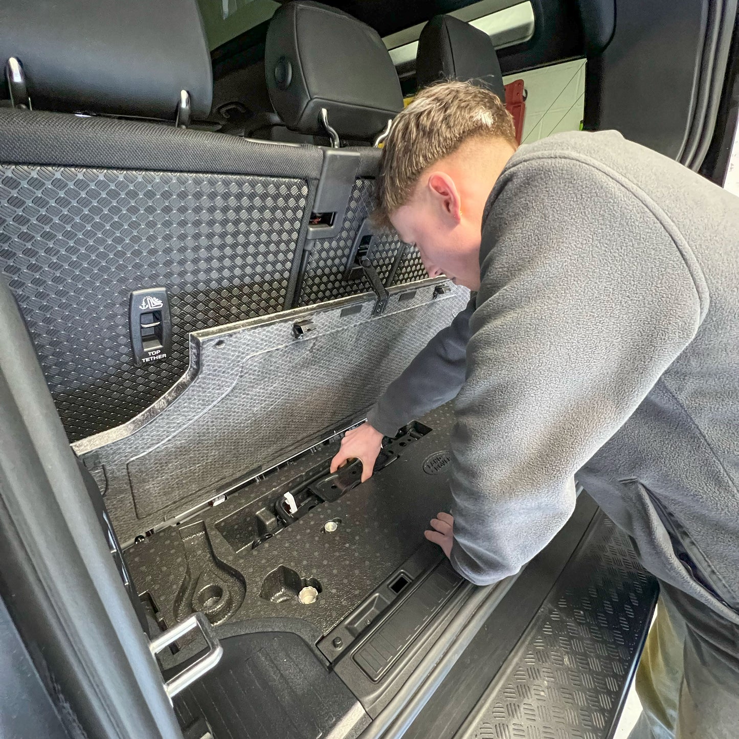 Boot Floor Retaining Clip for Land Rover Defender L663 90