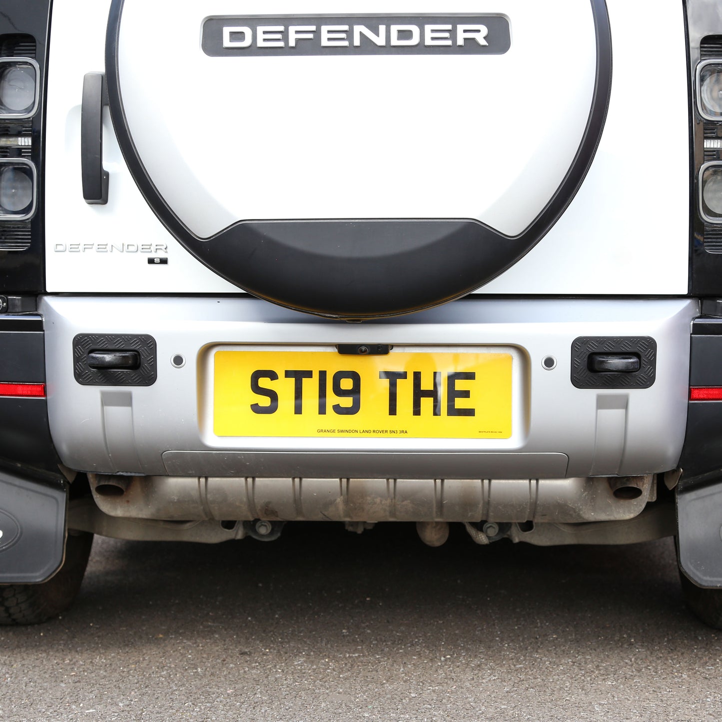 Tow Loop Upgrade Kit D - Black Loops + Chequer Surrounds (Slim Type) for Land Rover Defender L663